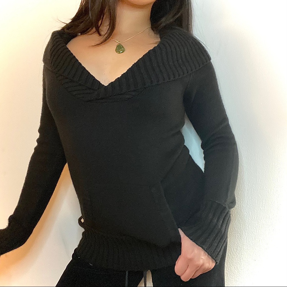 Guess v neck off shoulder with kangaroo pockets
